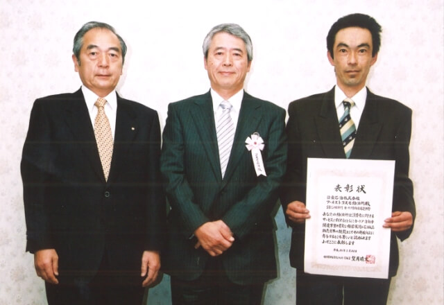 村上芳弘会長（左）と石島裕夫店長（右）